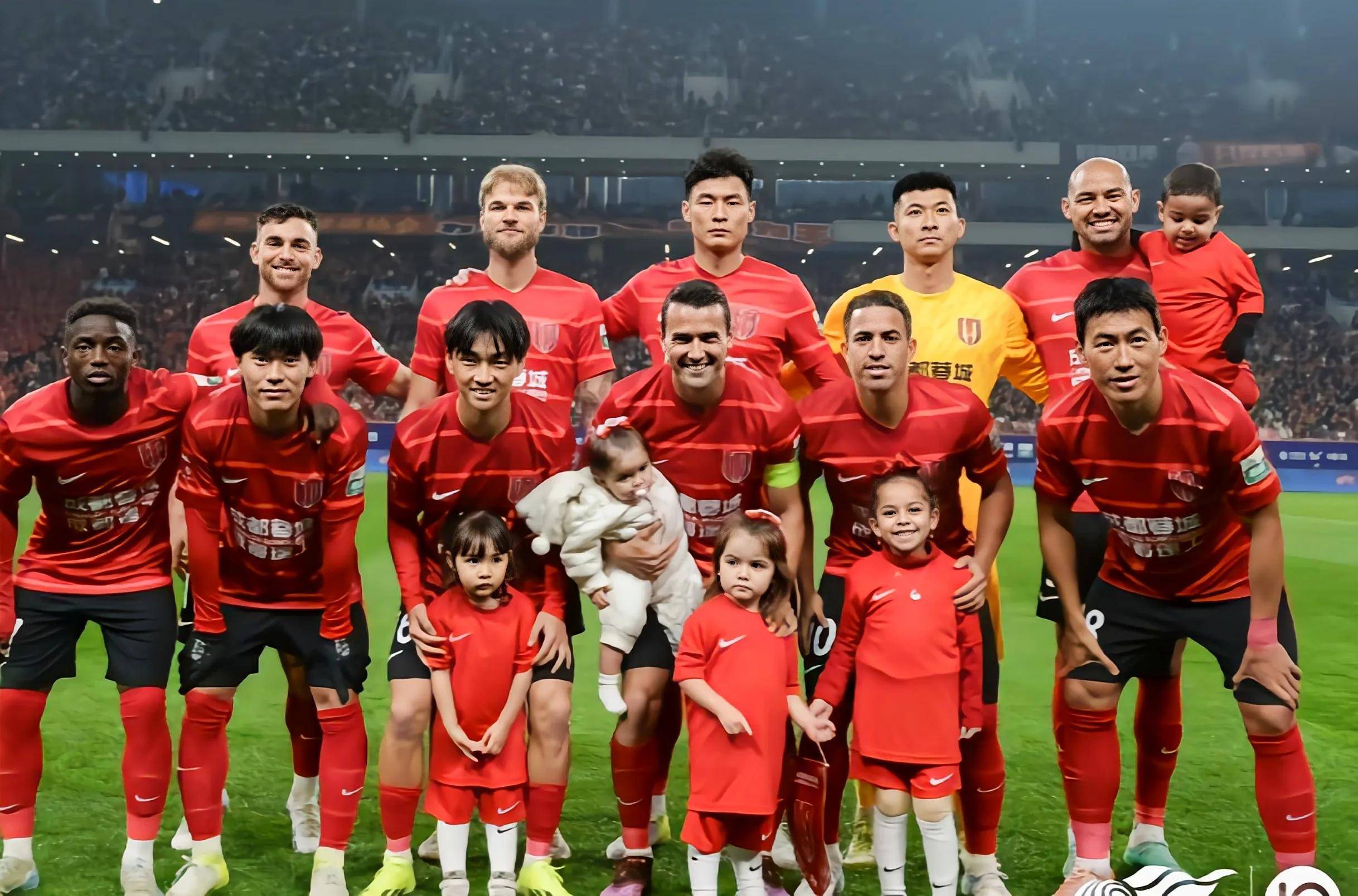 今晚体能课后，成都蓉城队长鼓劲备战欧联，悬念犹存，赛程密集仍需轮换(激战30分钟完整放送)