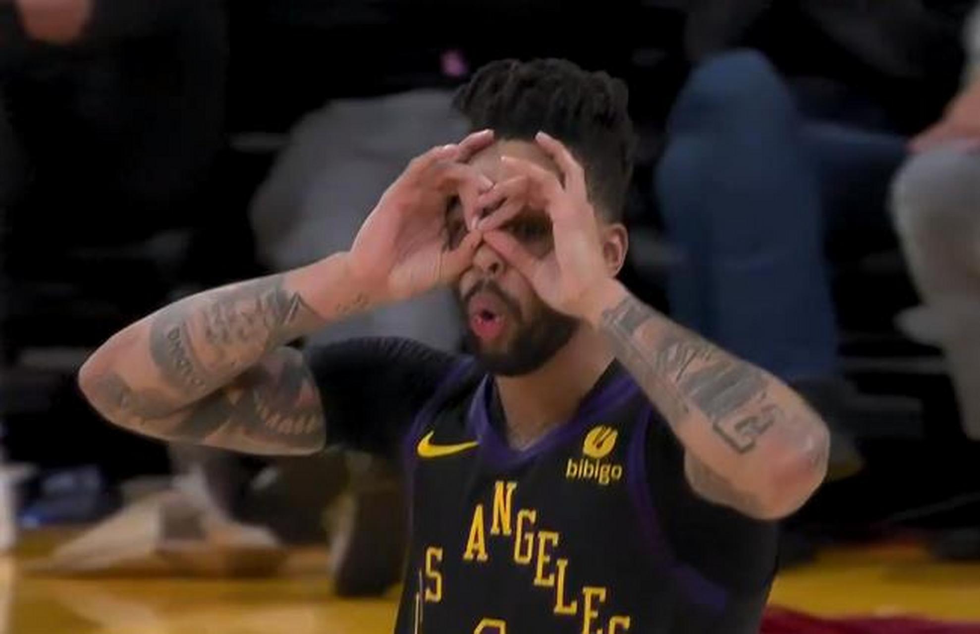 包含詹姆斯爆冷击败西班牙队，突破纪录引爆全场！的词条